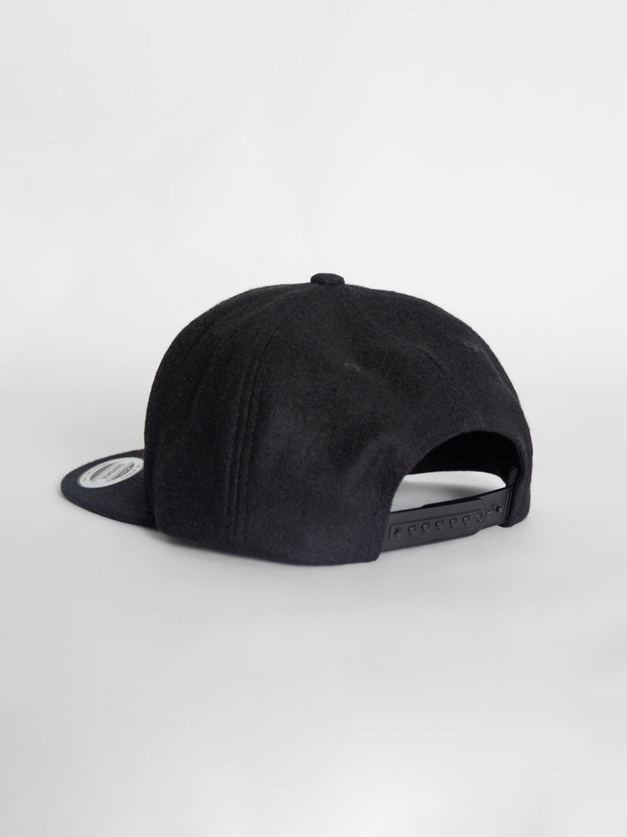 Snap-back cap in black wool - bustleclothing.shop